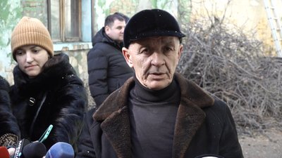 В Одесі почали лікувати "найтовщу тополю України" В Одесі почали лікувати "найтовщу тополю України"