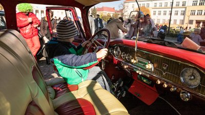 Від вінтажних автівок до спорткарів: в Ужгороді відбулась автомобільна виставка Від вінтажних автівок до спорткарів: в Ужгороді відбулась автомобільна виставка