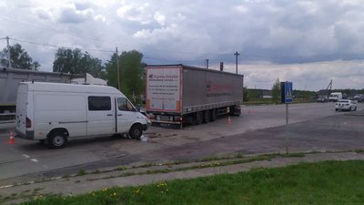 На Житомирщині мікроавтобус зіштовхнувся з вантажівкою – двоє людей травмувалися На Житомирщині мікроавтобус зіштовхнувся з вантажівкою – двоє людей травмувалися