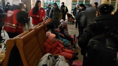 На Житомирщині зустріли черговий евакуаційний потяг із переселенцями На Житомирщині зустріли черговий евакуаційний потяг із переселенцями