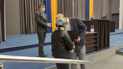 Родинам загиблих учасників АТО/ООС із Тернопільщини вручили сертифікати на житло Родинам загиблих учасників АТО/ООС із Тернопільщини вручили сертифікати на житло