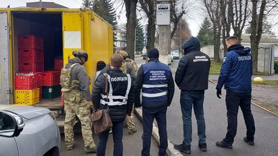 У Хмельницькому викрили групу осіб, яка розкрадала провізію в одному з військових шпиталів