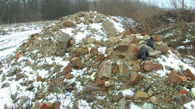 Будівельним сміттям забруднюють берег річки Стир у Луцьку Будівельним сміттям забруднюють берег річки Стир у Луцьку