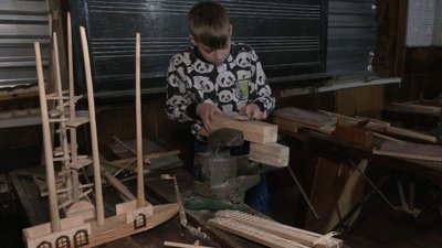На Черкащині діти створюють кораблі, аби зібрати кошти на потреби військових На Черкащині діти створюють кораблі, аби зібрати кошти на потреби військових