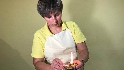 У Тернополі волонтери виготовляють окопні свічки для ЗСУ У Тернополі волонтери виготовляють окопні свічки для ЗСУ