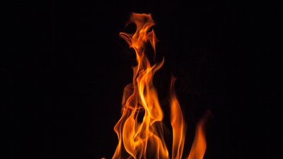У Сумах снаряд влучив в будинок на вул. Кондратьєва. Горить балкон на 12 поверсі
