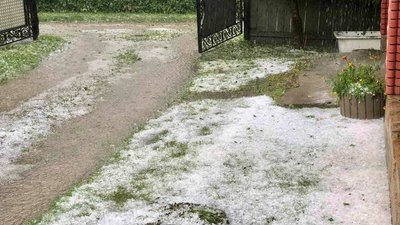На Косівщині град побив шибки у вікнах будинків На Косівщині град побив шибки у вікнах будинків