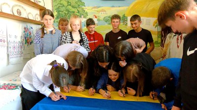 Чебрець, м'ята, липа, ромашка, звіробій: школярі на Вінниччині формують для оборонців трав'яні чаї Чебрець, м'ята, липа, ромашка, звіробій: школярі на Вінниччині формують для оборонців трав'яні чаї