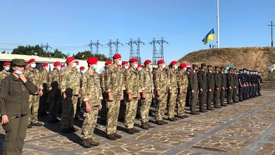 У Запоріжжі, на Хортиці, підняли 100-метровий прапор У Запоріжжі, на Хортиці, підняли 100-метровий прапор