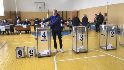 Як голосують на найменшій та найбільшій виборчій дільниці Вінниччини Як голосують на найменшій та найбільшій виборчій дільниці Вінниччини