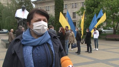 До Дня Героїв тернополяни поклали квіти до стели "Загинули за волю України" До Дня Героїв тернополяни поклали квіти до стели "Загинули за волю України"
