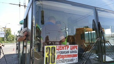 Аварія в Дніпрі: зіткнулись фура й пасажирський автобус, двоє травмованих Аварія в Дніпрі: зіткнулись фура й пасажирський автобус, двоє травмованих