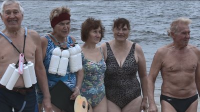 Пляжний сезон увесь рік: як загартовуються черкаські "моржі" Пляжний сезон увесь рік: як загартовуються черкаські "моржі"