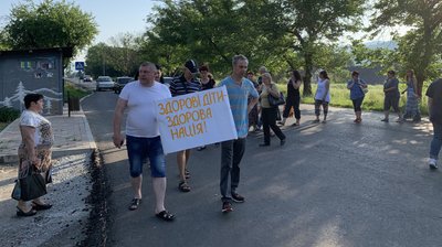 У Великому Березному перекрили дорогу: люди проти закриття школи У Великому Березному перекрили дорогу: люди проти закриття школи