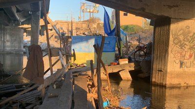 Під зруйнованим мостом в Ірпені відкрили арт-роботу в пам’ять про загиблих Під зруйнованим мостом в Ірпені відкрили арт-роботу в пам’ять про загиблих