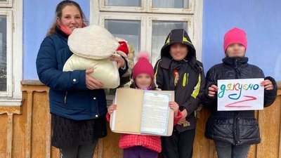 Чоловік бив дружину та випивав. На Буковині благодійники купили дім для багатодітної сім'ї