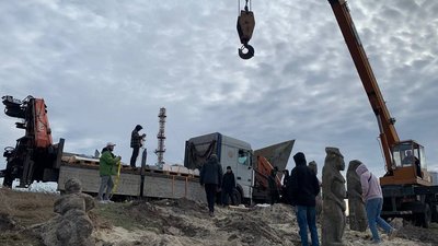 В Ізюмі демонтували половецьких баб: їх чекає реставрація В Ізюмі демонтували половецьких баб: їх чекає реставрація