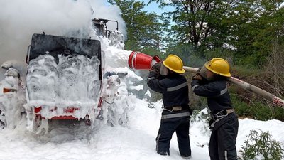 У Каховці на Херсонщині горів трактор. Загасити пожежу вдалося тільки рятувальникам