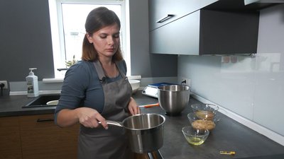 Виготовляє зефір із фруктів з власного саду. Черкащанка Оксана Счастливець Виготовляє зефір із фруктів з власного саду. Черкащанка Оксана Счастливець