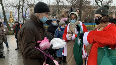 У Києві влаштували різдвяний обід для нужденних У Києві влаштували різдвяний обід для нужденних