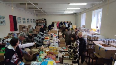 Переселенці з Маріуполя волонтерять у Тернополі Переселенці з Маріуполя волонтерять у Тернополі