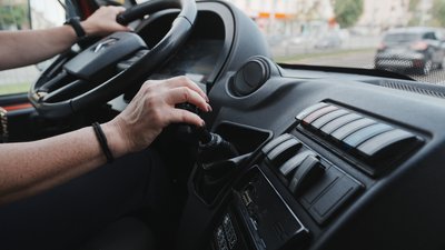 водійка за кермом автобуса
