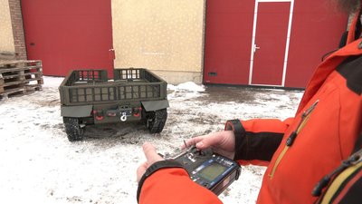 Оператор керує роботизованим дроном "Мураха"