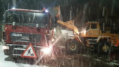 У Кропивницькому п’ять машин посипають вулиці протиожеледною сумішшю У Кропивницькому п’ять машин посипають вулиці протиожеледною сумішшю