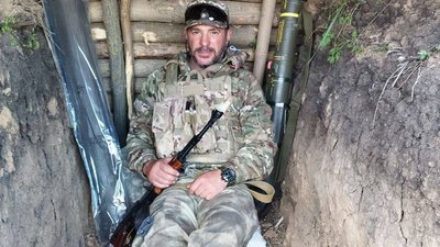 Боєць Богдан Брич під час відпочинку в окопі Боєць Богдан Брич під час відпочинку в окопі