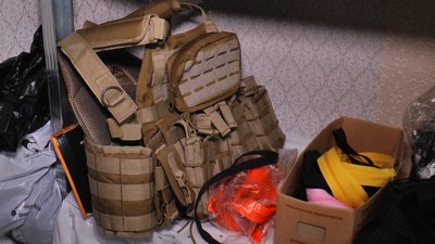 Допомагає одягати українських захисників. Бахмутянка шиє обладунки для військових Допомагає одягати українських захисників. Бахмутянка шиє обладунки для військових