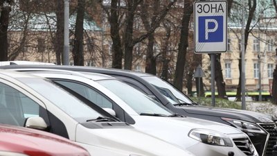 Автомобілі на паркувальному майданчику