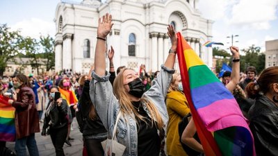 Рожеві маски та сотні силовиків: У Литві влаштували ЛГБТ-марш, 18 затриманих