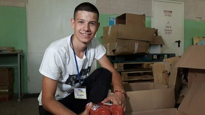 "Буду допомагати, доки не закінчиться війна", – 15-річний школяр з Кіровоградщини про роботу в гумцентрі