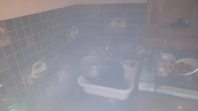 Врятували сплячого: у Рівному зрізали двері до квартири, де сталась пожежа Врятували сплячого: у Рівному зрізали двері до квартири, де сталась пожежа