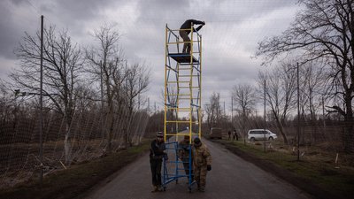 Військовослужбовці 211 понтонно-мостової бригади встановлюють антидронові сітки