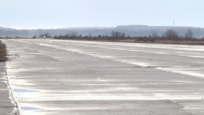 Щоб продовжити довжину злітно-посадкової смуги на 500 метрів, потрібно придбати біля 47 гектарів землі, які нині розпайовані. Щоб продовжити довжину злітно-посадкової смуги на 500 метрів, потрібно придбати біля 47 гектарів землі, які нині розпайовані.