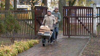 Перенесення книг в сусідню будівлю