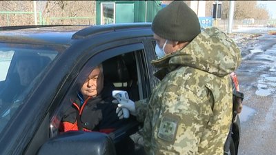 Сумські прикордонники перевіряють стан здоров’я людей, які в’їжджають в Україну