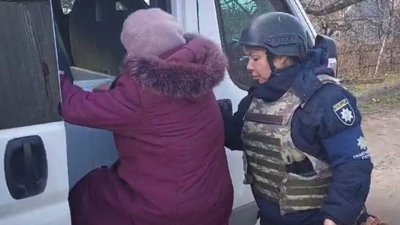 Поліцейські евакуювали літню жінку із прифронтового Приморського