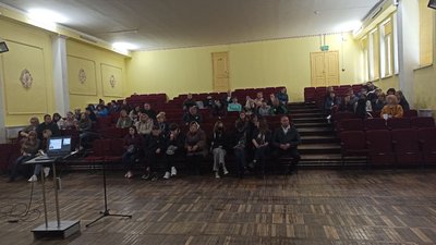 Пів сотні батьків школярів вимагають не закривати 10-11 класи в кропивницькій гімназії Пів сотні батьків школярів вимагають не закривати 10-11 класи в кропивницькій гімназії