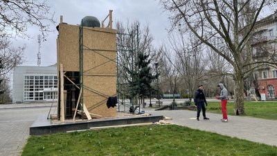 Як у Херсоні захищають пам'ятники від обстрілів Як у Херсоні захищають пам'ятники від обстрілів