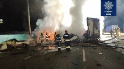 У Києві вантажівка врізалась в легковик та загорілася, троє людей загинули