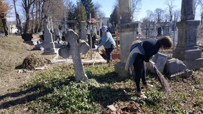 Жителі Тернопільщини прибирають цвинтарі, де поховані поляки Жителі Тернопільщини прибирають цвинтарі, де поховані поляки