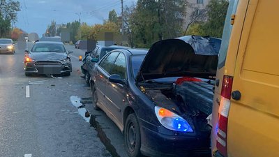 У Черкасах у ДТП втрапили одразу чотири автомобілі У Черкасах у ДТП втрапили одразу чотири автомобілі