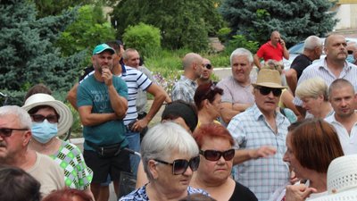 Жителі Новотроїцького на Херсонщині вийшли на акцію протесту — вимагали не підвищувати тарифи Жителі Новотроїцького на Херсонщині вийшли на акцію протесту — вимагали не підвищувати тарифи