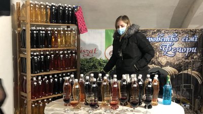 Близько 20 виноробів привезли свої вина на фестиваль "Закарпатське божоле" в Ужгород Близько 20 виноробів привезли свої вина на фестиваль "Закарпатське божоле" в Ужгород