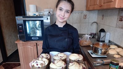 Школярки-подруги з Луцька спекли пів сотні великодніх пасок для військових