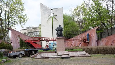 "Здали на металолом". Чим замінять радянську символіку на площі у Хотині Чернівецької області "Здали на металолом". Чим замінять радянську символіку на площі у Хотині Чернівецької області