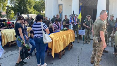 У Полтаві прощалися з Дмитром Семкою, Богданом Бухтіяровим та Віталієм Дудкою, які полягли на війні У Полтаві прощалися з Дмитром Семкою, Богданом Бухтіяровим та Віталієм Дудкою, які полягли на війні