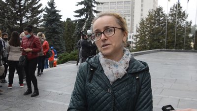 П'ятдесят батьків учнів і педагогів зібрались під Тернопільською ОДА П'ятдесят батьків учнів і педагогів зібрались під Тернопільською ОДА